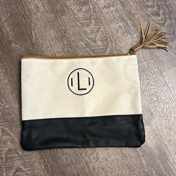 Monogram “L” clutch with dual linen top and faux leather bottom - Picture 1 of 5